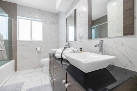 Villa ou maison à vendre à Miami, Floride: 5 chambres, 263.56 m2 № 1849143 - photo 17