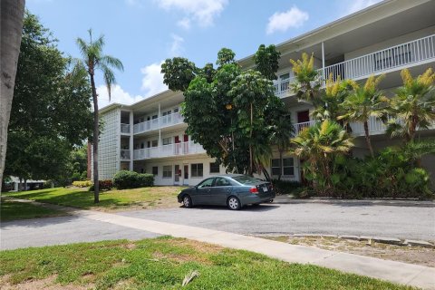 Condo in Saint Petersburg, Florida, 1 bedroom  № 1761268 - photo 1