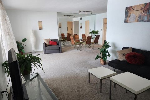 Condo in Saint Petersburg, Florida, 1 bedroom  № 1761268 - photo 6