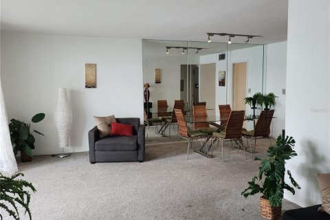 Condo in Saint Petersburg, Florida, 1 bedroom  № 1761268 - photo 2