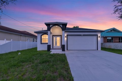 House in Tampa, Florida 4 bedrooms, 169.83 sq.m. № 2200848