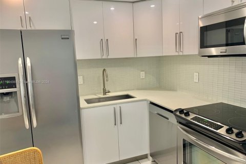 Купить кондоминиум в Холливуд, Флорида 2 спальни, 113.43м2, № 2038118 - фото 4