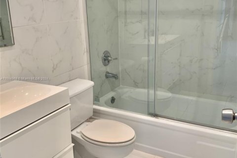 Купить кондоминиум в Холливуд, Флорида 2 спальни, 113.43м2, № 2038118 - фото 25