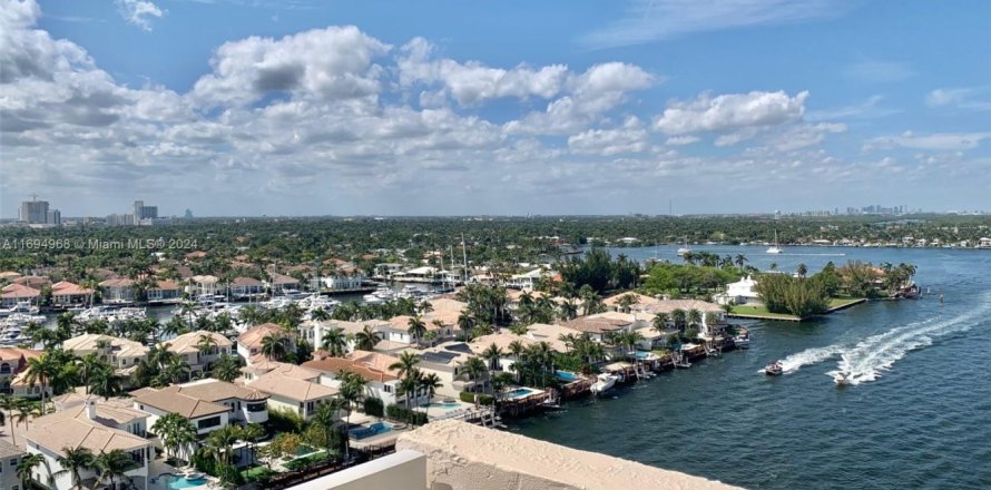 Кондоминиум с 2 спальнями в Холливуд, Флорида № 2038118