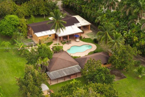 Дом в Майами, Флорида 4 спальни, 393.72м2 № 2001627