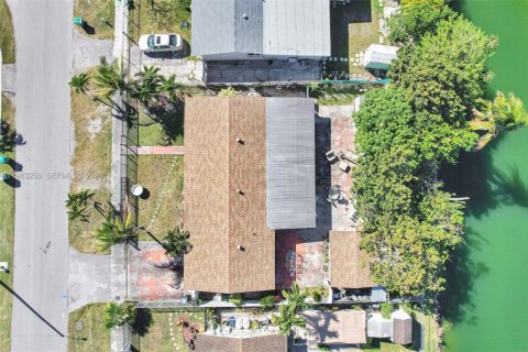 Дом в Майами, Флорида 3 спальни, 197.32м2 № 2048704