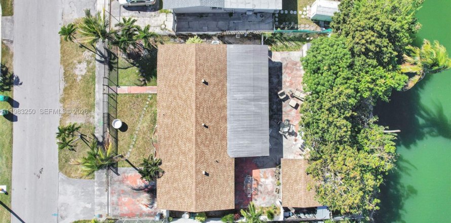 Дом в Майами, Флорида 3 спальни, 197.32м2 № 2048704