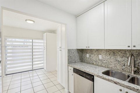 Townhouse in Miami, Florida 3 bedrooms, 108.7 sq.m. № 1748686 - photo 10