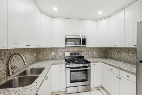 Townhouse in Miami, Florida 3 bedrooms, 108.7 sq.m. № 1748686 - photo 9