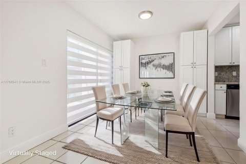 Townhouse in Miami, Florida 3 bedrooms, 108.7 sq.m. № 1748686 - photo 7