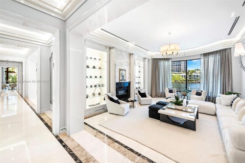 Купить виллу или дом в Голден-Бич, Флорида 8 спален, 776.01м2, № 1836798 - фото 28