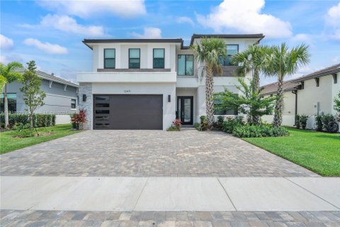 House in Palm Beach Gardens, Florida 5 bedrooms, 303.05 sq.m. № 1937700 - photo 1