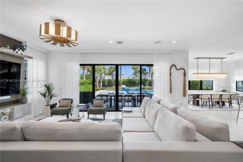 House in Palm Beach Gardens, Florida 5 bedrooms, 303.05 sq.m. № 1937700 - photo 22