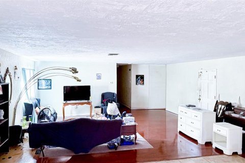House in Saint Petersburg, Florida 3 bedrooms, 206.89 sq.m. № 1742760 - photo 2