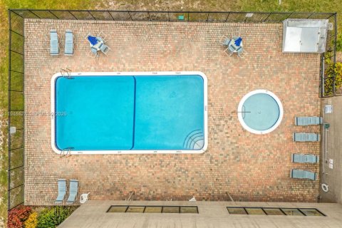 Townhouse in Coral Springs, Florida 3 bedrooms, 139.35 sq.m. № 2003044 - photo 16