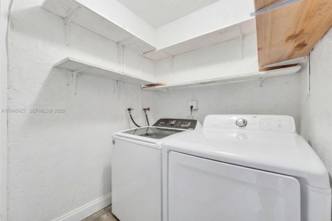 Townhouse in Coral Springs, Florida 3 bedrooms, 139.35 sq.m. № 2003044 - photo 14