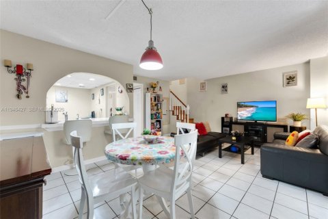 Townhouse in Coral Springs, Florida 3 bedrooms, 139.35 sq.m. № 2003044 - photo 5