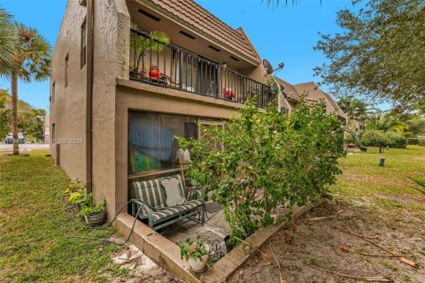 Townhouse in Coral Springs, Florida 3 bedrooms, 139.35 sq.m. № 2003044 - photo 15