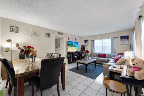 Townhouse in Coral Springs, Florida 3 bedrooms, 139.35 sq.m. № 2003044 - photo 3