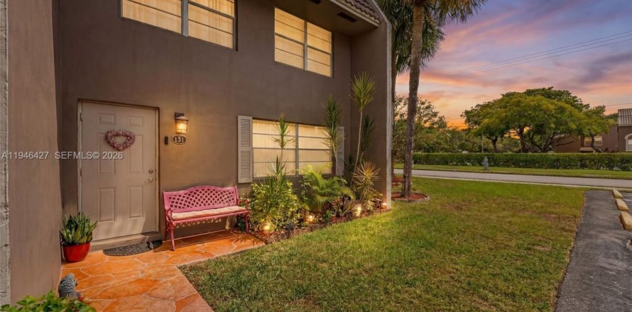 Townhouse in Coral Springs, Florida 3 bedrooms, 139.35 sq.m. № 2003044