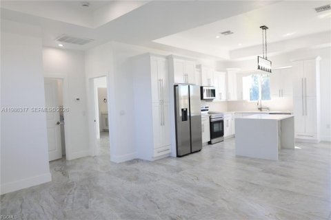 House in Lehigh Acres, Florida 3 bedrooms № 2190021 - photo 9