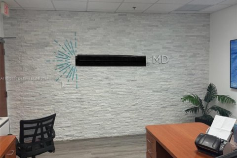 Propiedad comercial en venta en Aventura, Florida № 1860395 - foto 2