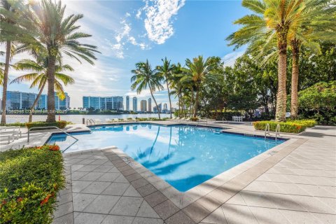 Condominio en Aventura, Florida, 3 dormitorios  № 2056438