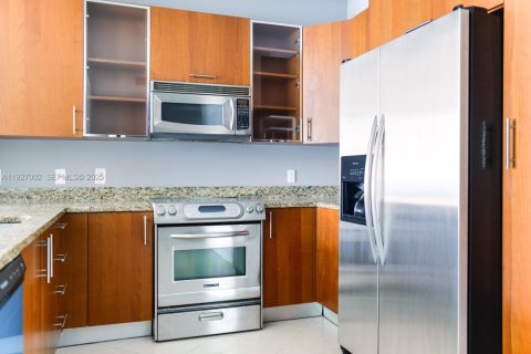 Снять в аренду кондоминиум в Халландейл-Бич, Флорида 1 спальня, 90.49м2, № 1986176 - фото 1