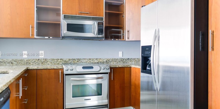 Кондоминиум с 1 спальней в Халландейл-Бич, Флорида № 1986176