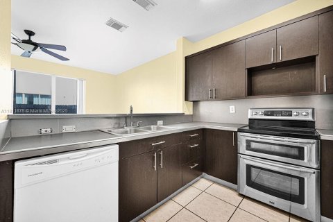 Condo in Doral, Florida, 3 bedrooms  № 1960015 - photo 17