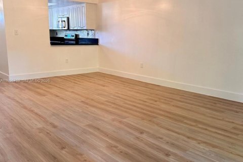 Condo in Miami, Florida, 2 bedrooms  № 2060684 - photo 11