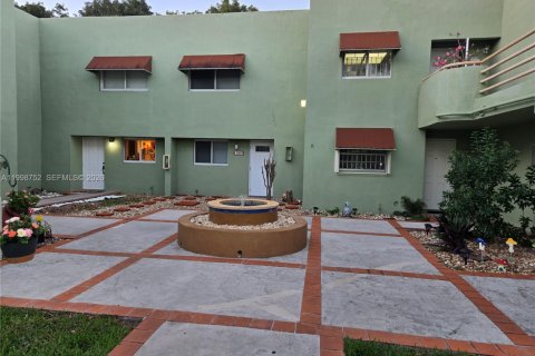 Condo in Miami, Florida, 2 bedrooms  № 2060684 - photo 2