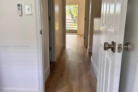 Condo in Miami, Florida, 2 bedrooms  № 2060684 - photo 13