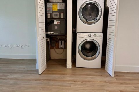 Condo in Miami, Florida, 2 bedrooms  № 2060684 - photo 8