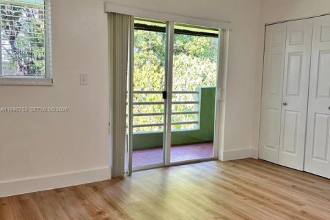 Condo in Miami, Florida, 2 bedrooms  № 2060684 - photo 15