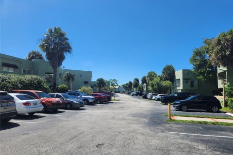 Condo in Miami, Florida, 2 bedrooms  № 2060684 - photo 25