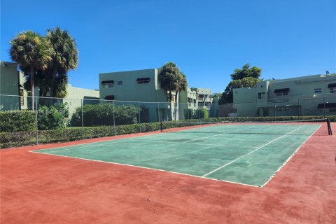 Condo in Miami, Florida, 2 bedrooms  № 2060684 - photo 27