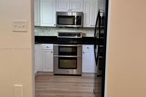 Condo in Miami, Florida, 2 bedrooms  № 2060684 - photo 5