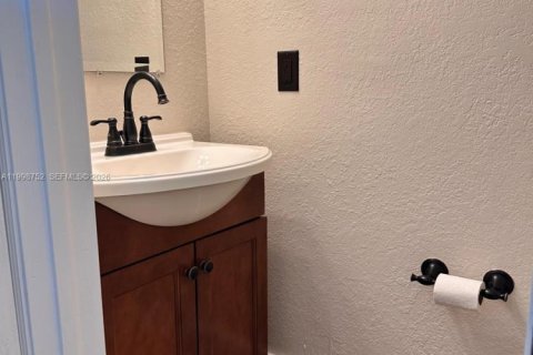 Condo in Miami, Florida, 2 bedrooms  № 2060684 - photo 7