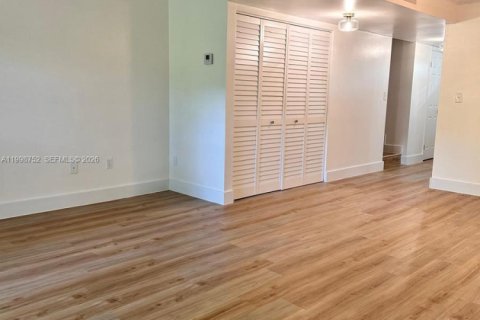 Condo in Miami, Florida, 2 bedrooms  № 2060684 - photo 10