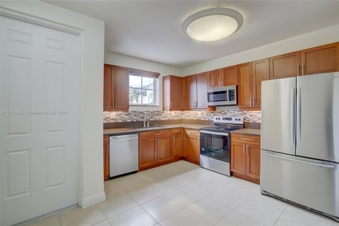 Townhouse in Fort Lauderdale, Florida 2 bedrooms, 155.98 sq.m. № 1932024 - photo 3