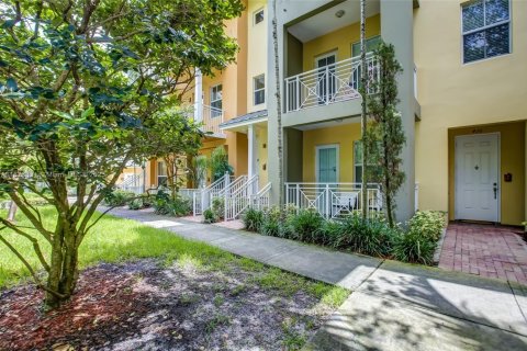 Townhouse in Fort Lauderdale, Florida 2 bedrooms, 155.98 sq.m. № 1932024 - photo 2