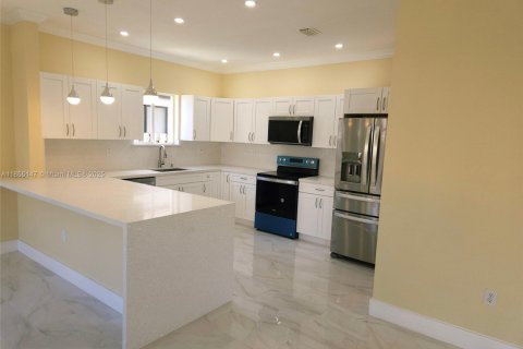 Villa ou maison à vendre à Miami, Floride: 4 chambres, 281.12 m2 № 1874269 - photo 9