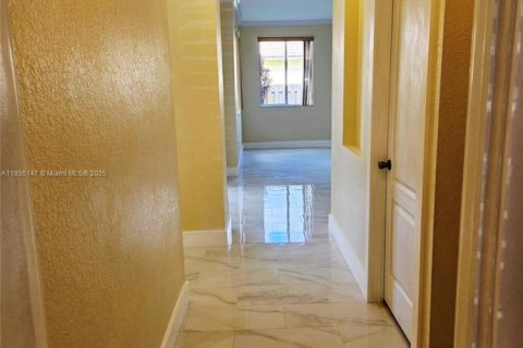 Villa ou maison à vendre à Miami, Floride: 4 chambres, 281.12 m2 № 1874269 - photo 5