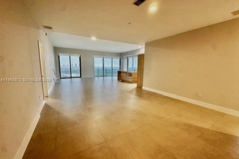 Снять в аренду кондоминиум в Норт-Майами-Бич, Флорида 3 спальни, 233.56м2, № 2009559 - фото 5