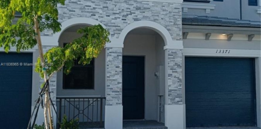 Townhouse in Homestead, Florida 3 bedrooms, 169.08 sq.m. № 1821552