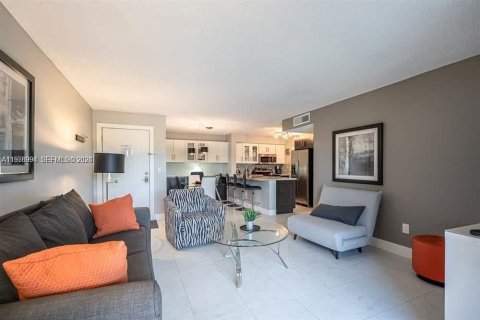 Condo in Pompano Beach, Florida, 1 bedroom  № 2011818 - photo 3