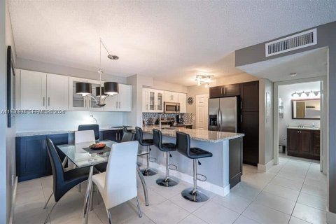 Condo in Pompano Beach, Florida, 1 bedroom  № 2011818 - photo 2