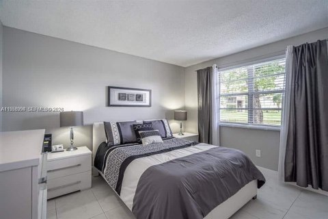 Condo in Pompano Beach, Florida, 1 bedroom  № 2011818 - photo 5