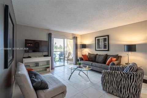 Condo in Pompano Beach, Florida, 1 bedroom  № 2011818 - photo 4
